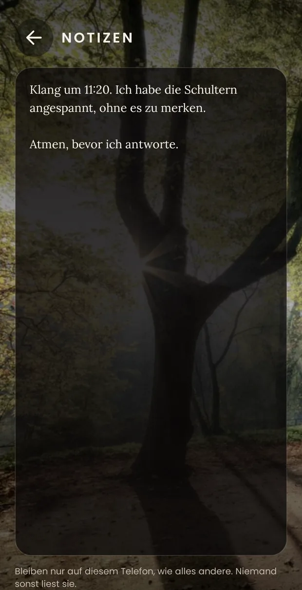 Der Notizen-Bildschirm: ein Blatt mit zwei notierten Zeilen und darunter der Hinweis, dass sie nur auf diesem Telefon bleiben und niemand sonst sie liest.