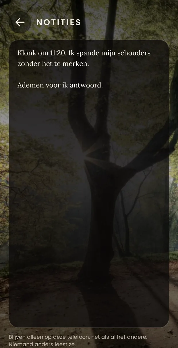 Het notitiescherm: een blad met twee genoteerde regels en daaronder de melding dat ze alleen op deze telefoon blijven en niemand anders ze leest.