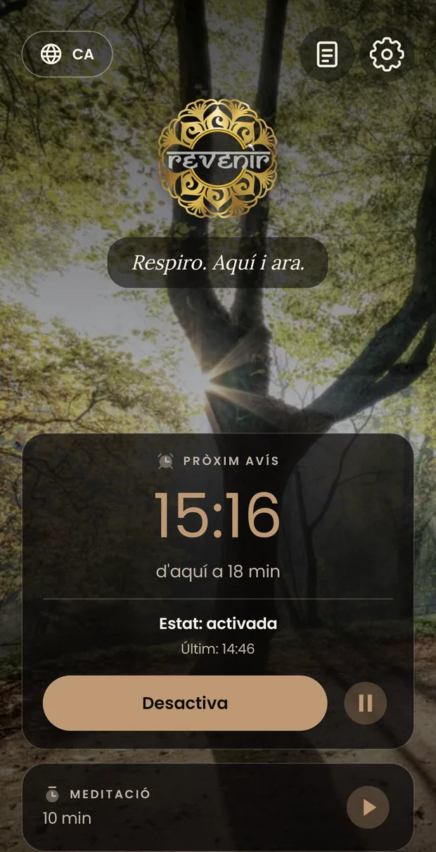 La pantalla principal de Revenir en sorra càlida: a dalt el selector d’idioma i les icones de notes i ajustos, el logotip, la teva frase, la targeta de la campana amb l’hora del pròxim avís i els seus botons, i a sota la targeta de la meditació.