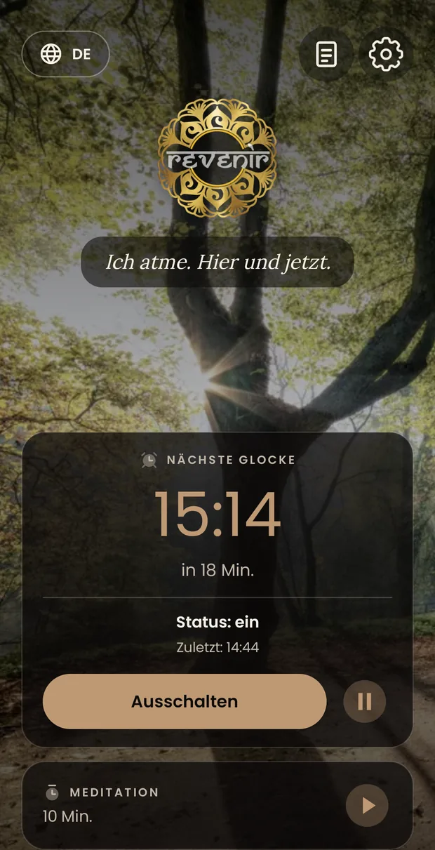 Der Hauptbildschirm von Revenir in warmem Sand: oben die Sprachauswahl und die Symbole für Notizen und Einstellungen, das Logo, deine Zeile, die Karte der Glocke mit der Uhrzeit des nächsten Signals und ihren Schaltern, und darunter die Karte der Meditation.