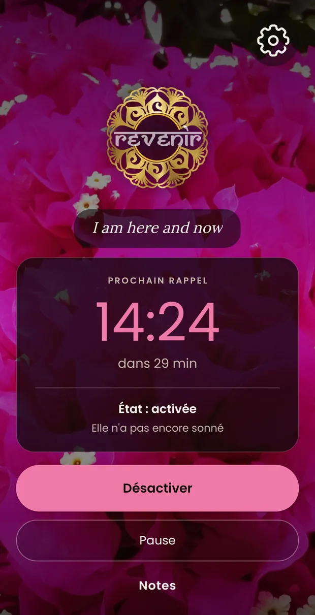 L’écran principal de Revenir en rose framboise : la roue des réglages en haut à droite, le logo, votre phrase, le prochain rappel à 14:24 et les boutons pour la désactiver, la mettre en pause ou ouvrir les notes.
