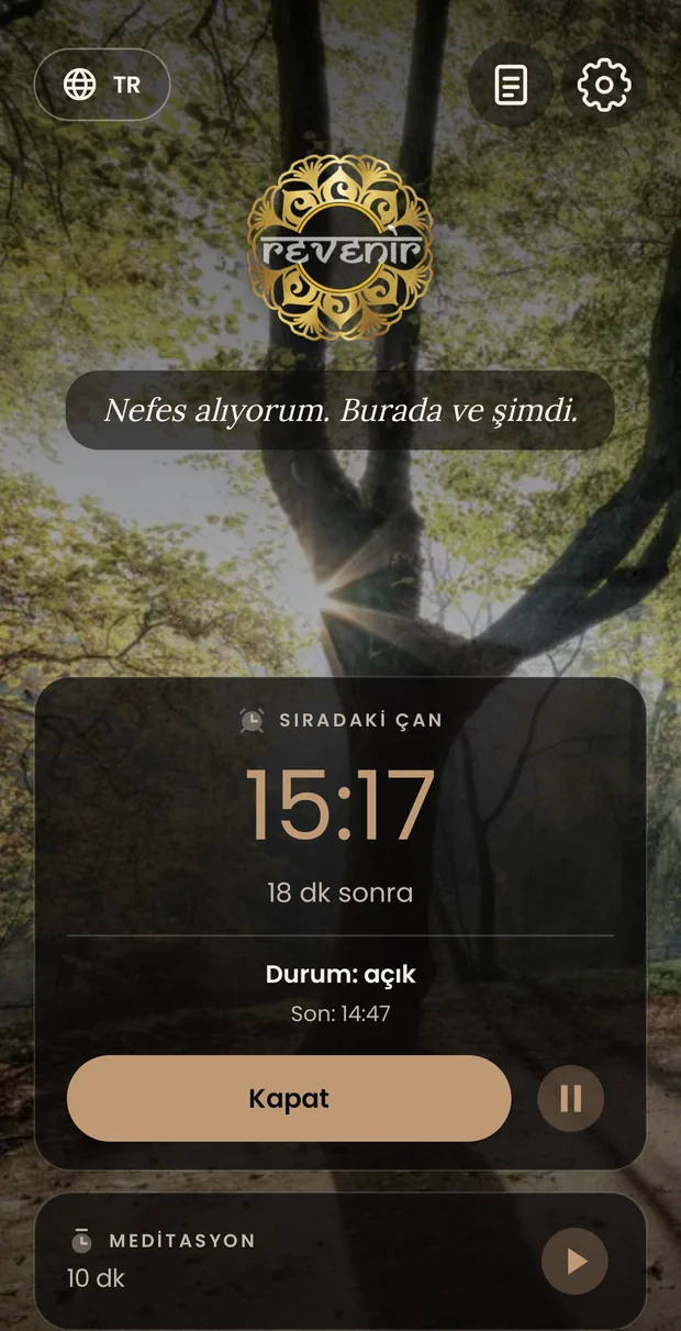 Revenir’in ana ekranı sıcak kum renginde: üstte dil seçici ile notlar ve ayarlar simgeleri, logo, cümlen, sıradaki hatırlatmanın saatini ve düğmelerini taşıyan çan kartı, altında meditasyon kartı.