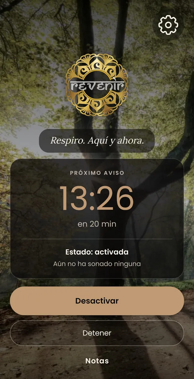 La pantalla principal de Revenir en color arena: la rueda de los ajustes arriba a la derecha, el logotipo, la frase «Respiro. Aquí y ahora.», la hora del próximo aviso a las 13:26 y los botones de desactivar, detener y notas.