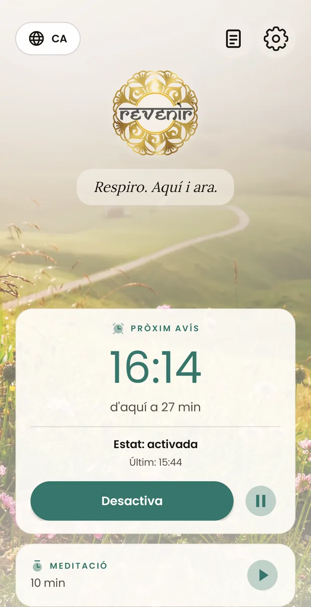 La mateixa pantalla amb el mateix to, aquesta vegada en tema clar: la targeta s’aclareix, l’hora queda en verd fosc i el botó ple, amb la foto de fons que treu el cap pels costats.