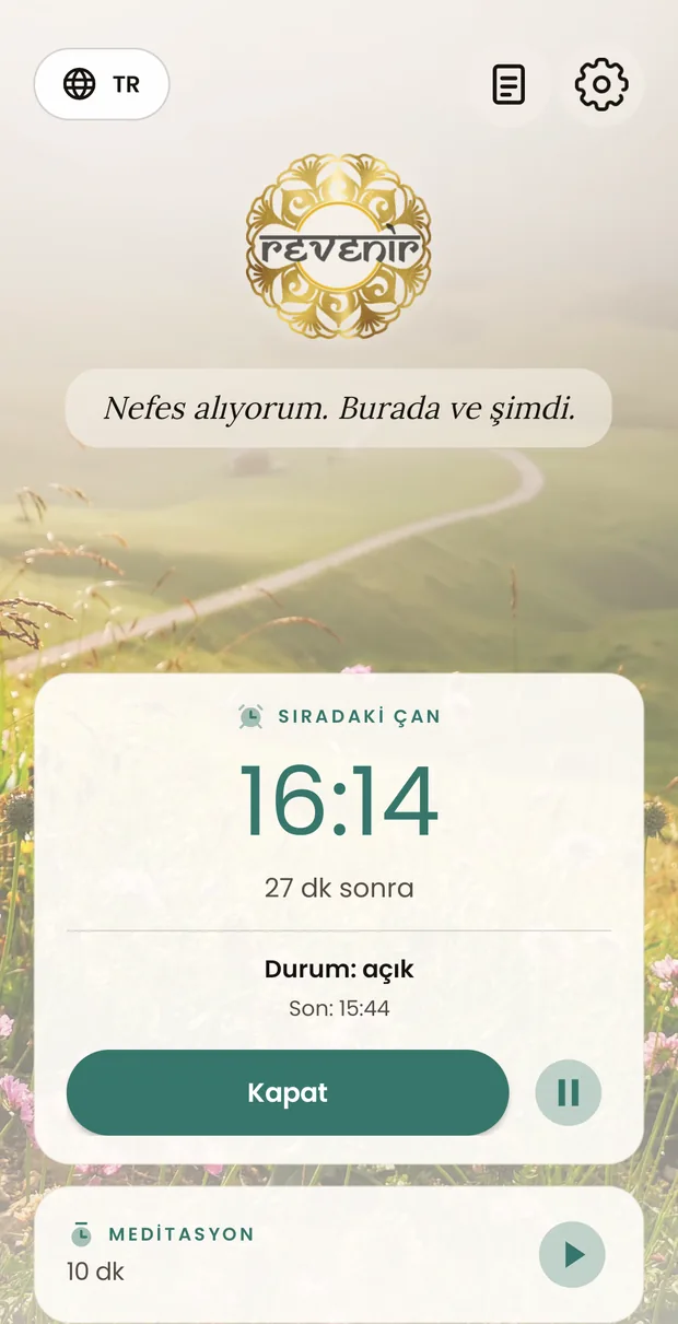 Aynı ekran, aynı tonla, bu kez açık temada: kart açılıyor, saat koyu yeşile dönüyor, düğme doluyor ve arka plandaki fotoğraf kenarlardan görünüyor.